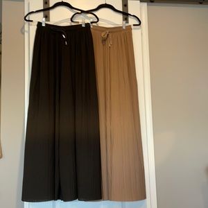 Pleated,elastic,drawstring waisted,wide leg pants.